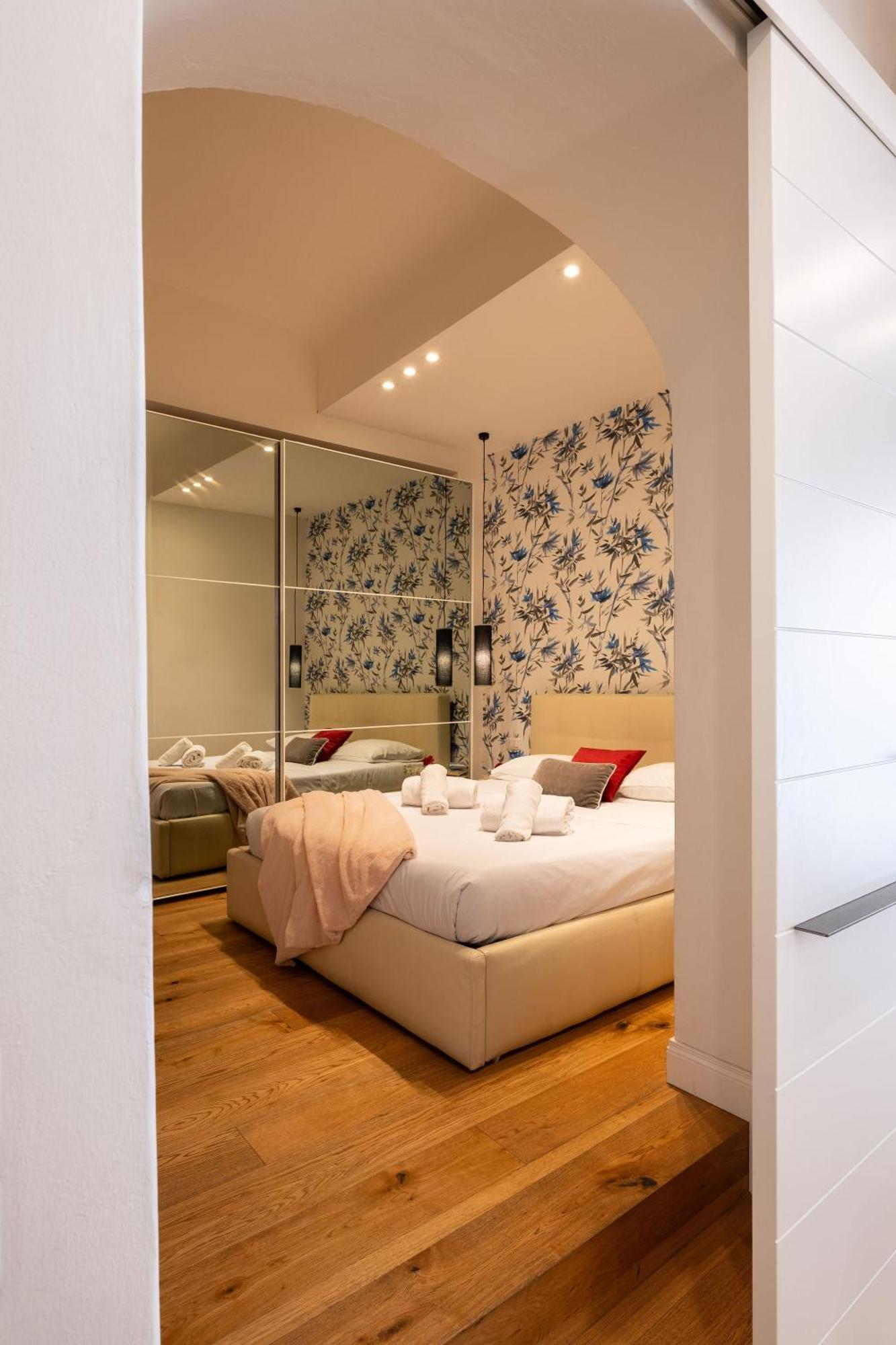 Ta - One Bedroom Luxury Apartment In The Fashion District Флоренция Экстерьер фото